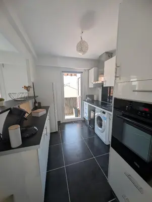 Cuisine ou kitchenette dans l'établissement 3 pièces proche gare - clim, accès plage à pied