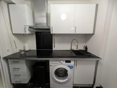 Cuisine ou kitchenette dans l'établissement 3 pièces proche gare - clim, accès plage à pied