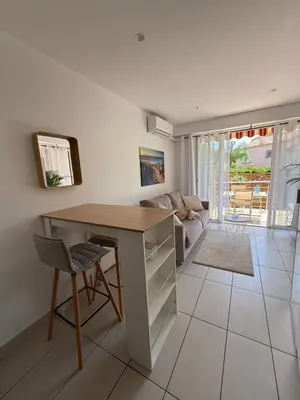 Coin salon dans l'établissement Studio cosy avec piscine proche du bord de mer