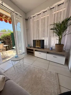 Télévision ou salle de divertissement dans l'établissement Studio cosy avec piscine proche du bord de mer
