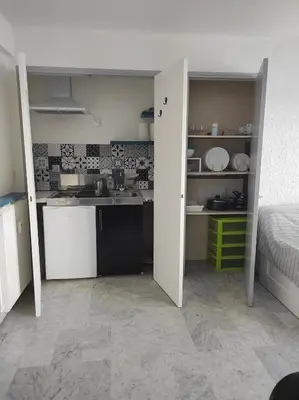 Cuisine ou kitchenette dans l'établissement Beautiful apartment, sea, air conditioning, internet