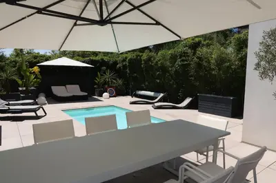 Piscine de l'établissement Magnifique Villa californienne avec piscine privative ou située à proximité