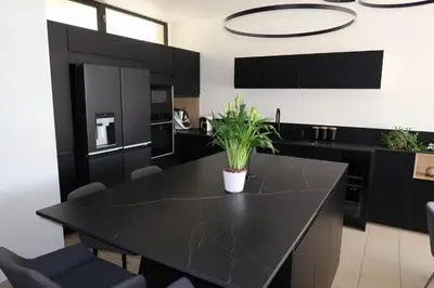 Cuisine ou kitchenette dans l'établissement Magnifique Villa californienne avec piscine privative