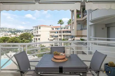 Balcon ou terrasse dans l'établissement Azur Élégance, piscine & plages