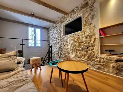 Télévision ou salle de divertissement dans l'établissement La Cathédrale Azuréenne - dans le vieil Antibes