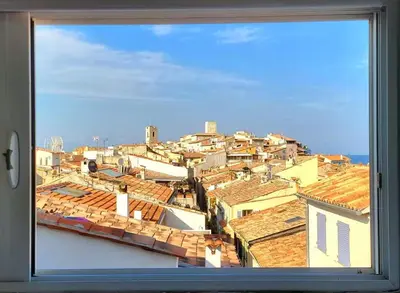 Vue générale sur Antibes ou vue de la ville depuis l'appartement