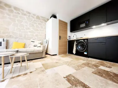 Cuisine ou kitchenette dans l'établissement Le Borello Bleu - Joli T2 dans le Vieil Antibes