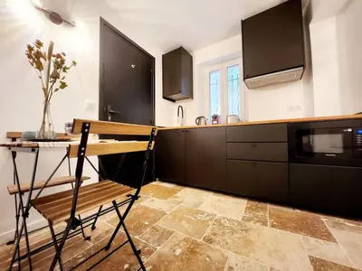 Cuisine ou kitchenette dans l'établissement Le Bardos Provençal - T2 Proche de la Plage