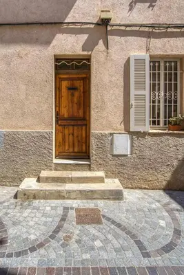 Façade ou entrée de l'établissement L'Orme Antibois - En plein cœur du vieil Antibes