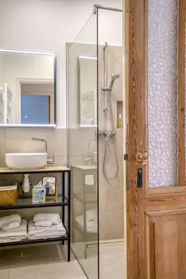 Salle de bains dans l'établissement L'Orme Antibois - En plein cœur du vieil Antibes
