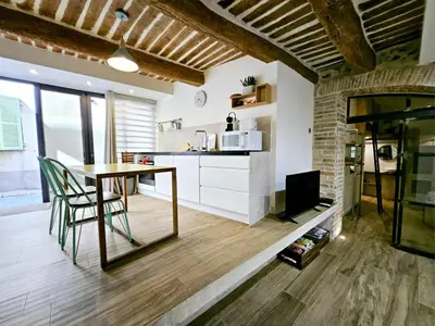 Cuisine ou kitchenette dans l'établissement Le Bain Méditerranéen - Joli T2 dans le vieil Antibes