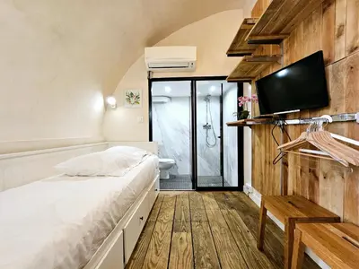 Télévision ou salle de divertissement dans l'établissement La Studette Bain - Studio au coeur du vieil Antibes