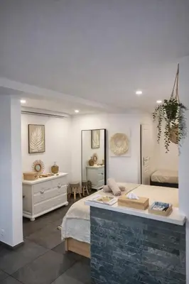 Un ou plusieurs lits dans un hébergement de l'établissement Grand studio cosy avec cinéma - Plage & vieil Antibes à pied