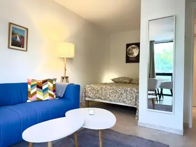 Un ou plusieurs lits dans un hébergement de l'établissement Spacious new studio and terrace