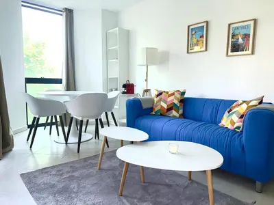Coin salon dans l'établissement Spacious new studio and terrace
