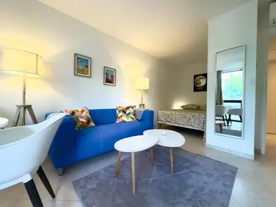 Coin salon dans l'établissement Spacious new studio and terrace