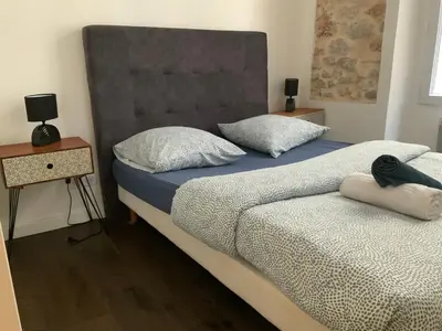 Un ou plusieurs lits dans un hébergement de l'établissement appartement palmiers 2 pieces