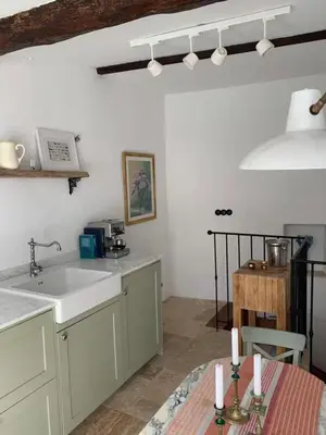 Cuisine ou kitchenette dans l'établissement Le Karlstrom - Charmante maison au coeur du Viel Antibes