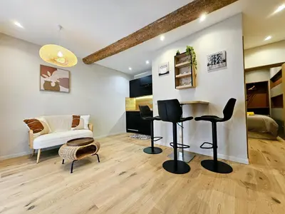 Télévision ou salle de divertissement dans l'établissement Le Rempart Studio - Charmant Studio Vieil Antibes