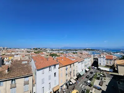 Vue générale sur la mer ou vue sur la mer prise depuis l'appartement