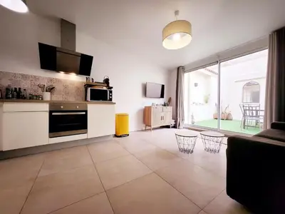 Cuisine ou kitchenette dans l'établissement Le Thuret Fleuri - T3 avec Terrasse