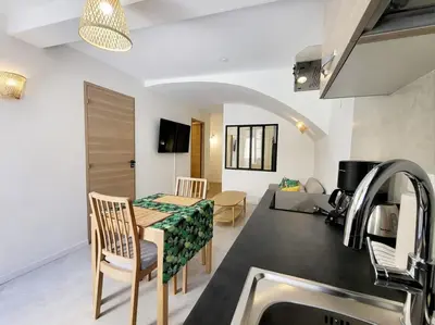 Cuisine ou kitchenette dans l'établissement Les Marc - 5 logements dans le Vieil Antibes