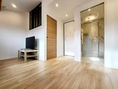 Télévision ou salle de divertissement dans l'établissement Les Marc - 5 logements dans le Vieil Antibes
