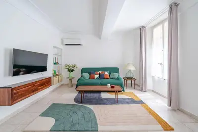 Télévision ou salle de divertissement dans l'établissement Le Bernardin - T2 dans le Vieil Antibes
