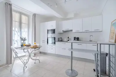Cuisine ou kitchenette dans l'établissement Le Bernardin - T2 dans le Vieil Antibes