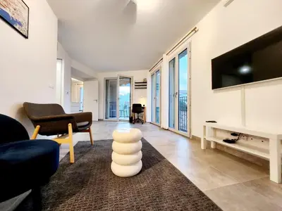 Télévision ou salle de divertissement dans l'établissement Le Marend 3 - Plein coeur d'Antibes