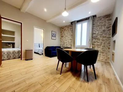 Télévision ou salle de divertissement dans l'établissement Le Sade 1er et Le Sade 2nd - 2 Appartements au coeur d'Antibes