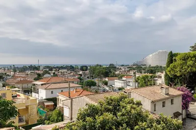 Vue générale sur Villeneuve-Loubet ou vue de la ville depuis l'appartement