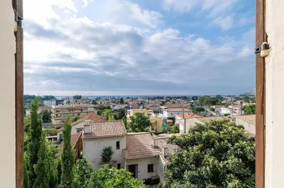 Vue générale sur Villeneuve-Loubet ou vue de la ville depuis l'appartement