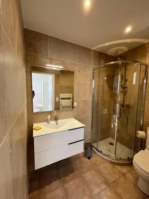 Salle de bains dans l'établissement La Cigalière - Appartement Rez-de-Jardin