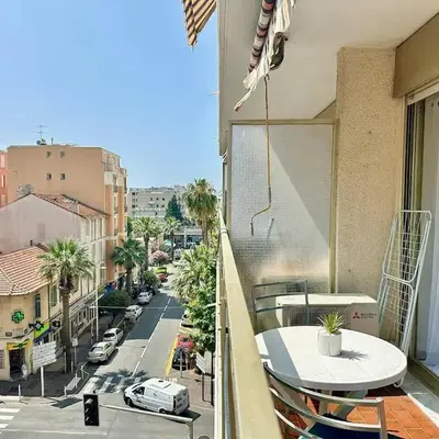 50 from the beaches Pretty studio in the center of Juan les Pins