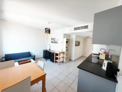 Cuisine ou kitchenette dans l'établissement Plage de Juan Les Pins - Apartment with Air conditioner
