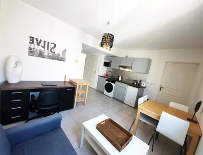Cuisine ou kitchenette dans l'établissement Plage de Juan Les Pins - Apartment with Air conditioner