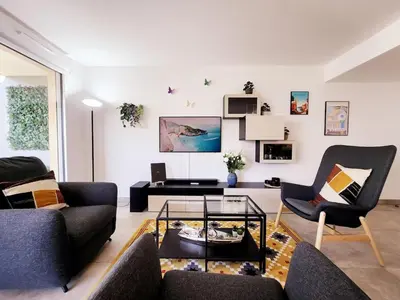 Télévision ou salle de divertissement dans l'établissement Le Marend 4 - T3 avec Terrasse