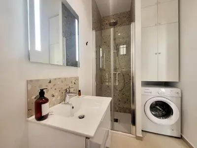 Salle de bains dans l'établissement L'Isnard 2 - T2 Climatisé dans le Vieil Antibes