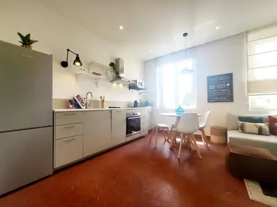 Cuisine ou kitchenette dans l'établissement L'Isnard 2 - T2 Climatisé dans le Vieil Antibes