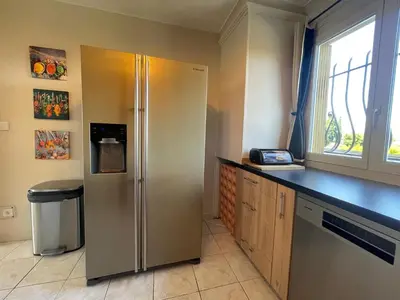 Cuisine ou kitchenette dans l'établissement 4 pièces entre antibes et juan les pins