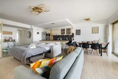 Cuisine ou kitchenette dans l'établissement Reine Astrid Palm Beach Suite
