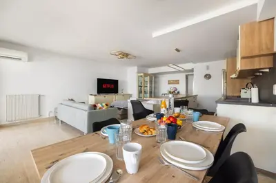 Télévision ou salle de divertissement dans l'établissement Reine Astrid Palm Beach Suite