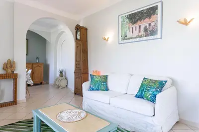 Coin salon dans l'établissement Villa Les Chênes Verts by Halldis