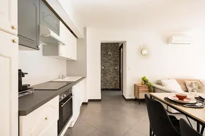 Cuisine ou kitchenette dans l'établissement Air conditioned apartment, 3 min walk to the beaches, Garage