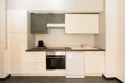 Cuisine ou kitchenette dans l'établissement Air conditioned apartment, 3 min walk to the beaches, Garage