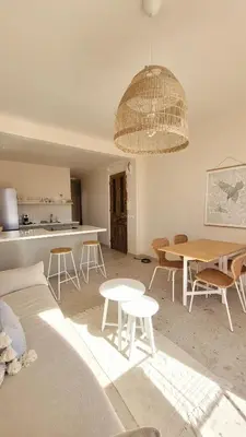 Coin salon dans l'établissement Bel appartement près de la plage