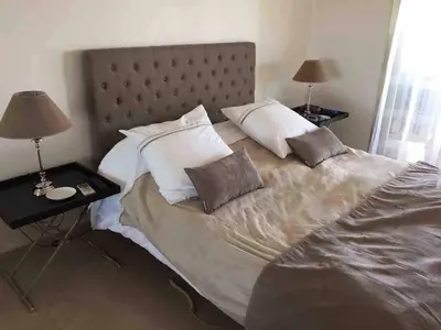 Un ou plusieurs lits dans un hébergement de l'établissement Luxurious large 2 rooms with panoramic sea view, AC