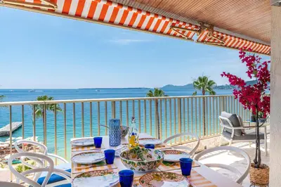 Vue générale sur la mer ou vue sur la mer prise depuis l'appartement
