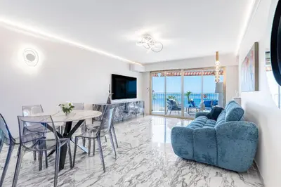 Télévision ou salle de divertissement dans l'établissement Exceptional Sea View Apartment - Brand new